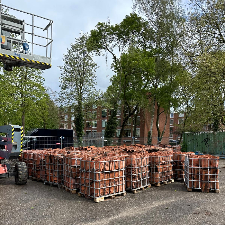 IBC-kratten met dakpannen